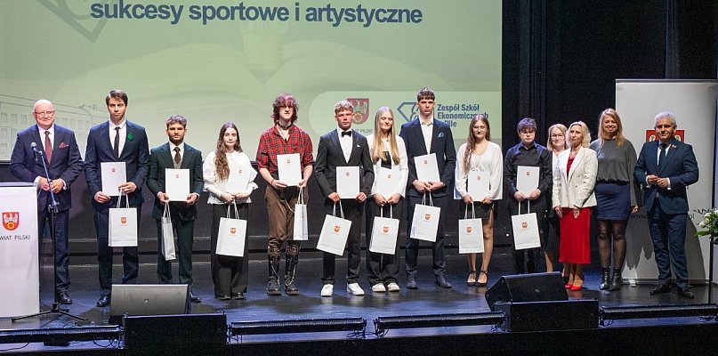Maturzyści pożegnali rok szkolny. Starosta wręczył stypendia