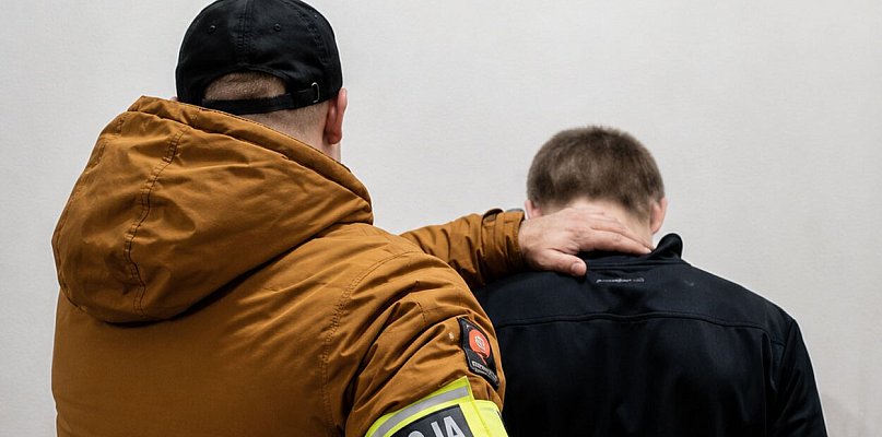 Poszukiwany listem gończym ukrył się pod podłogą