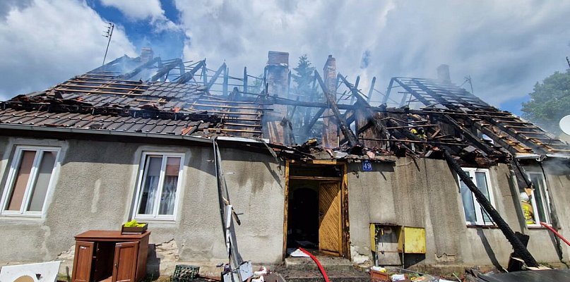 Pożar w Jastrowiu. Dwie rodziny straciły dach na głową