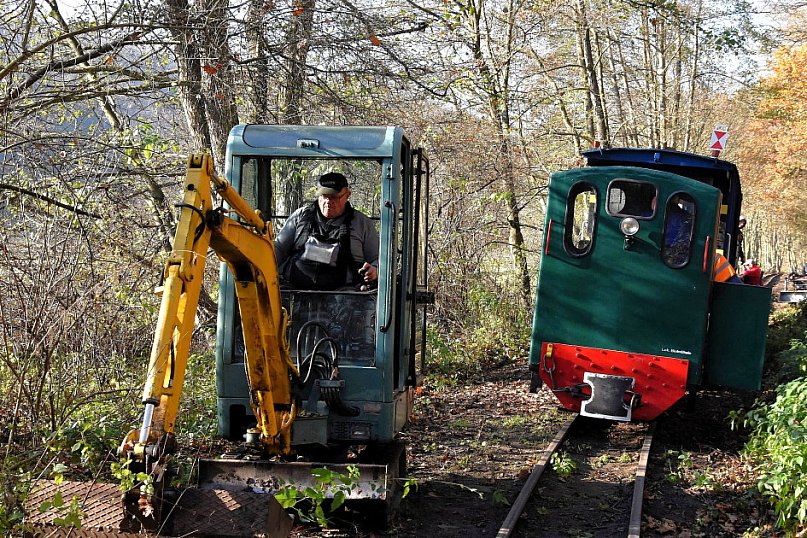 Roboty na szlaku wąskotorówki
