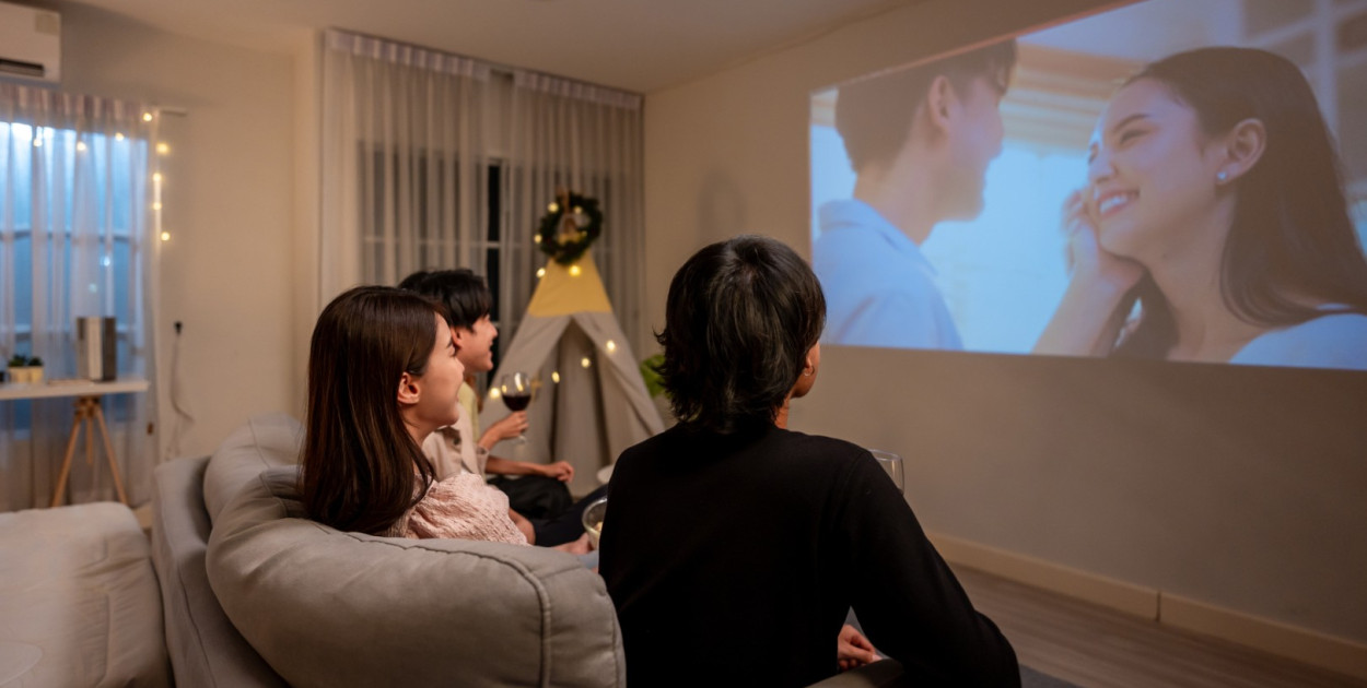 Jak stworzyć kino domowe we własnym mieszkaniu? Dlaczego panele akustyczne ulepszają jakość dźwięku?