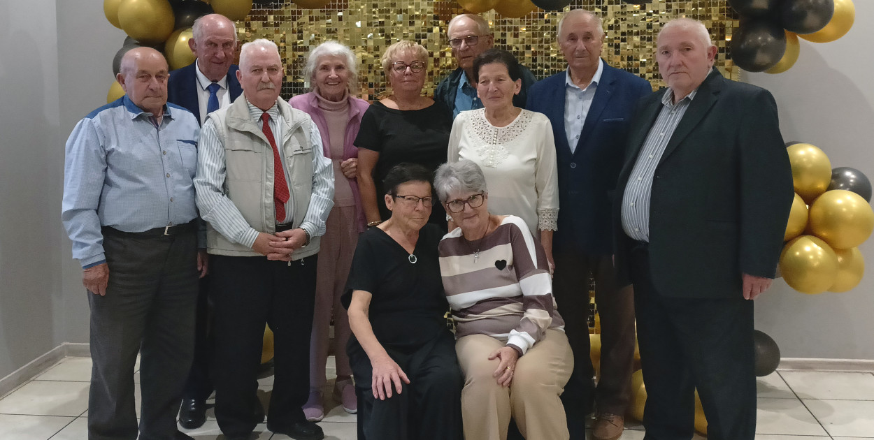 Pamiątkowe zdjęcie ze spotkania w restauracji Majs