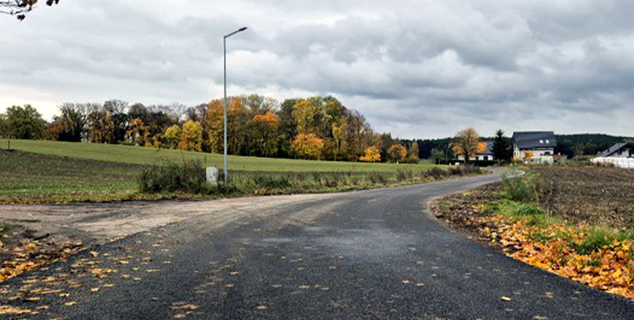 Droga powiatowa w Rzęszkowie z nową nakladką bitumiczną