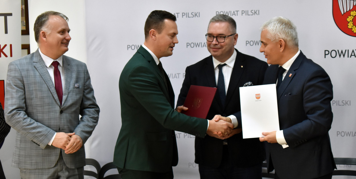 Wicestarosta złotowski Daniel Sztych, starosta złotowski Patryk Wruk, członek zarządo wojewodztwa wielkopolskiego Jacek Bogusławski i starosta pilski Rafał Zdzierela