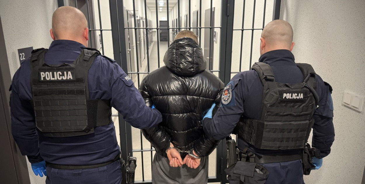 Nagrali film, jak bił 19-latka belką