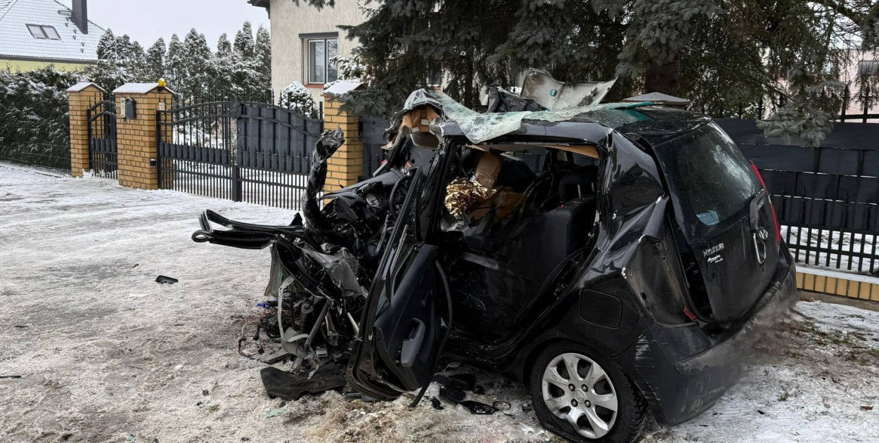 Zderzyli się z tirem. Nie żyje matka i 4-letnia córka. Tyle zostało z osobówki...