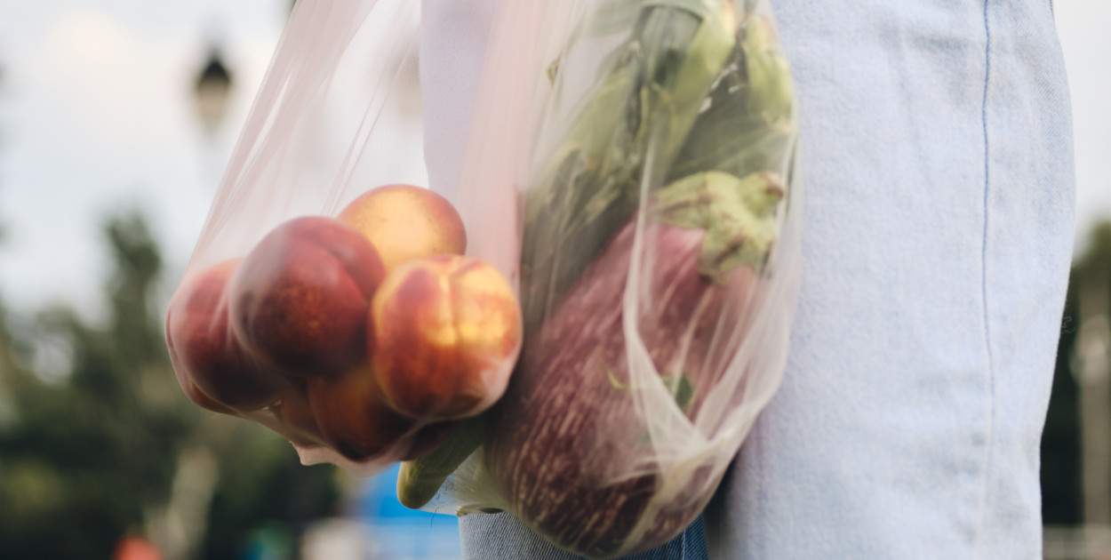 Reklamówki zrywki – poznaj powody powody, dla których usprawniają codzienną pracę