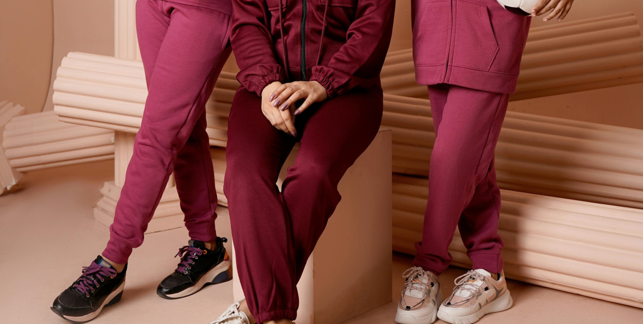 Spodnie dresowe damskie i majtki z wysokim stanem – wygodna harmonia komfortu i co