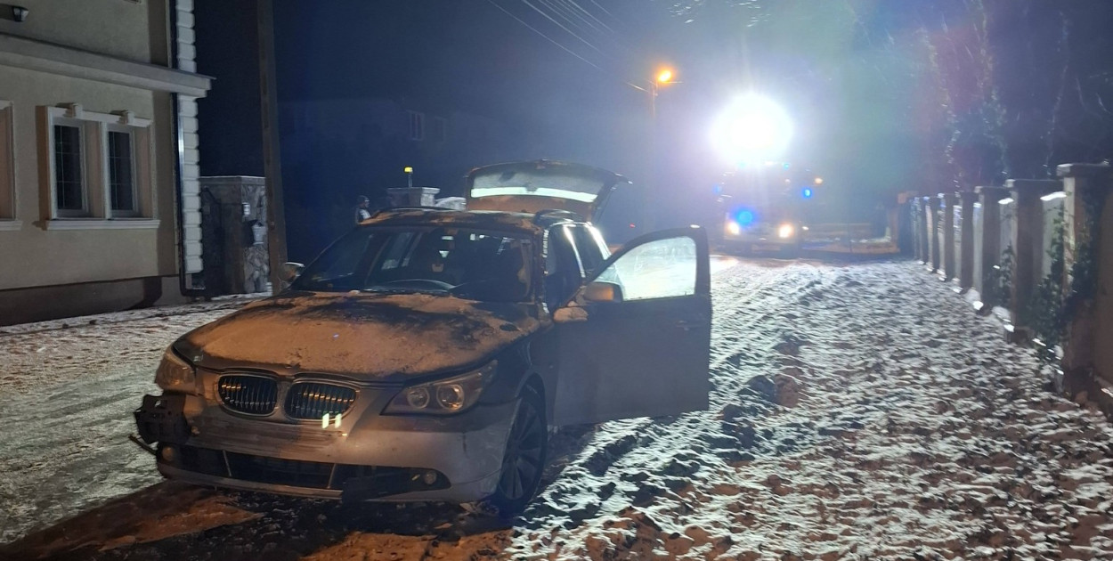 BMW wjechało słup energetyczny. Bo było ślisko!