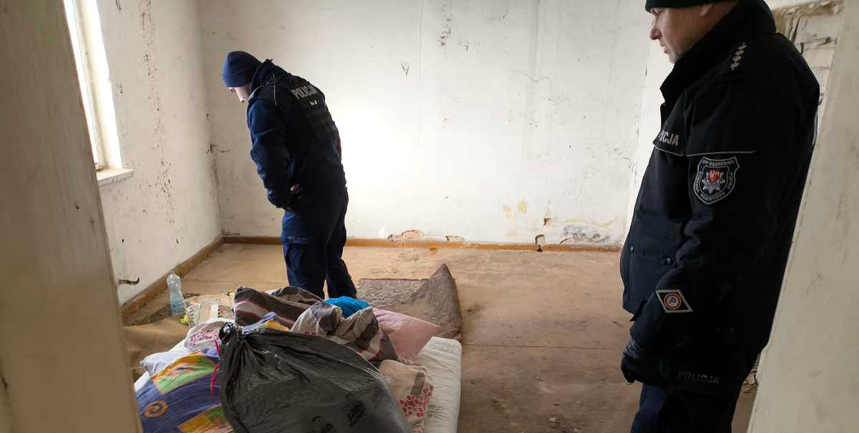 Leżał na gołej podłodze przykryty starym dywanem