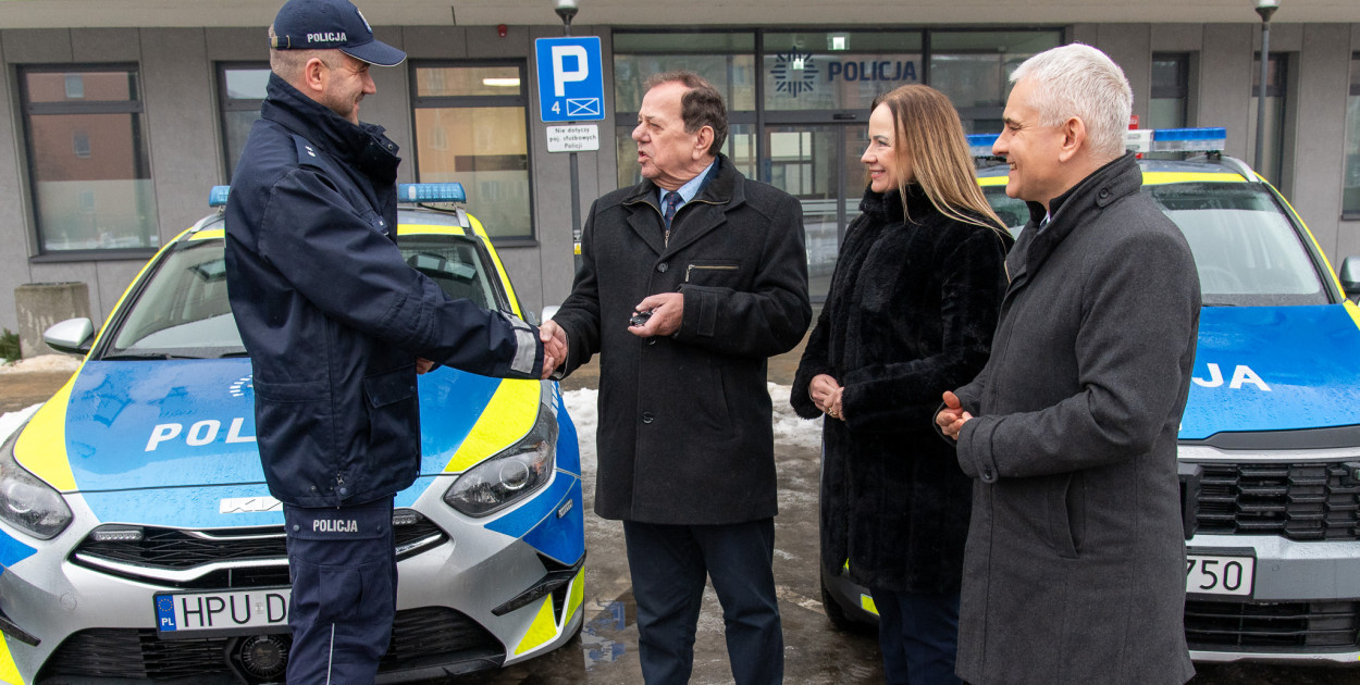 Przekazano trzy nowe radiowozy