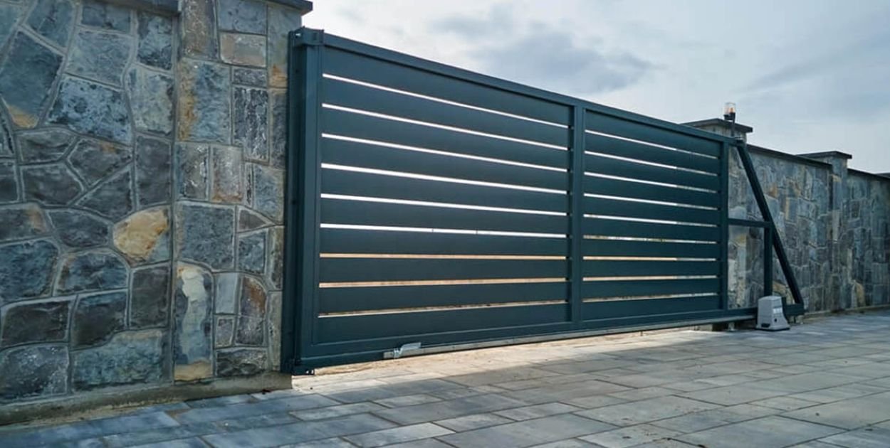 Twój dom to Twoja twierdza? O tym, dlaczego sama automatyka wjazdu może nie wystar