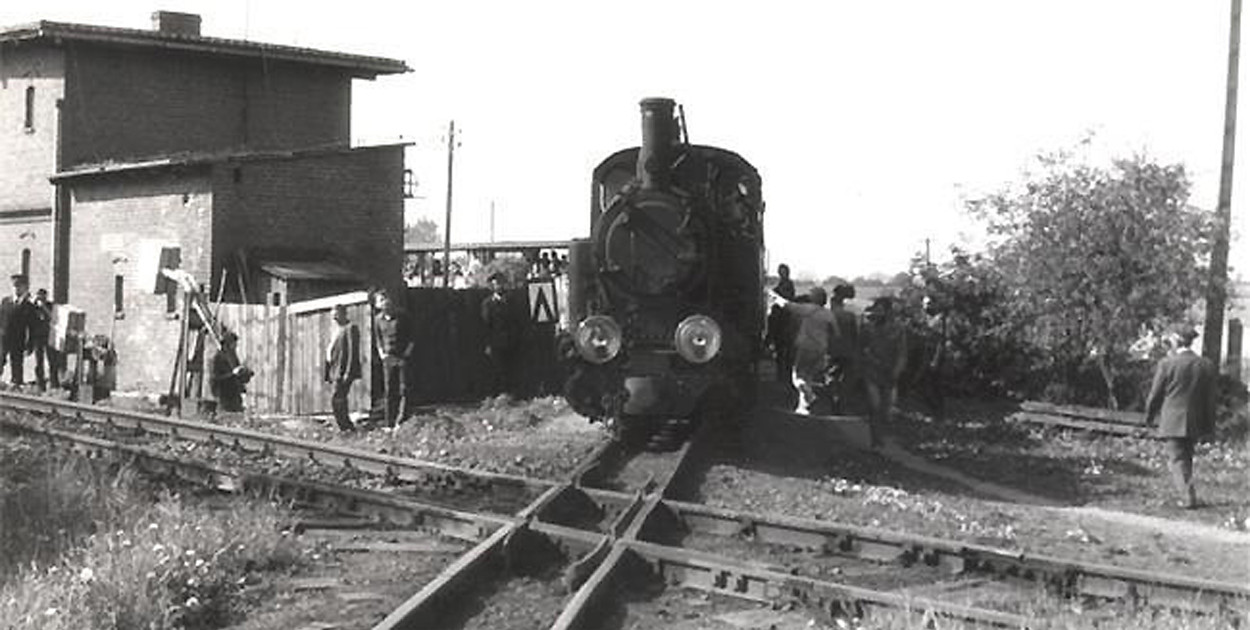 Unikatowy eksponat po skrzyżowaniu w Karnowie