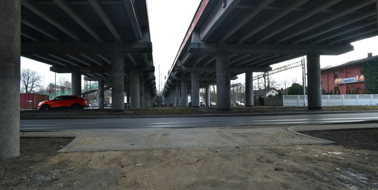 Pod wiaduktem kolejowym powstanie parking na 100 miejsc