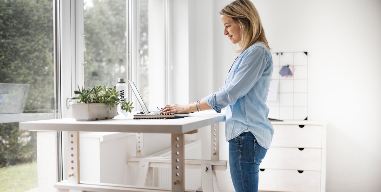 Biurka z regulacją wysokości dedykowane kobietom! Ergonomia pracy dopasowana do...