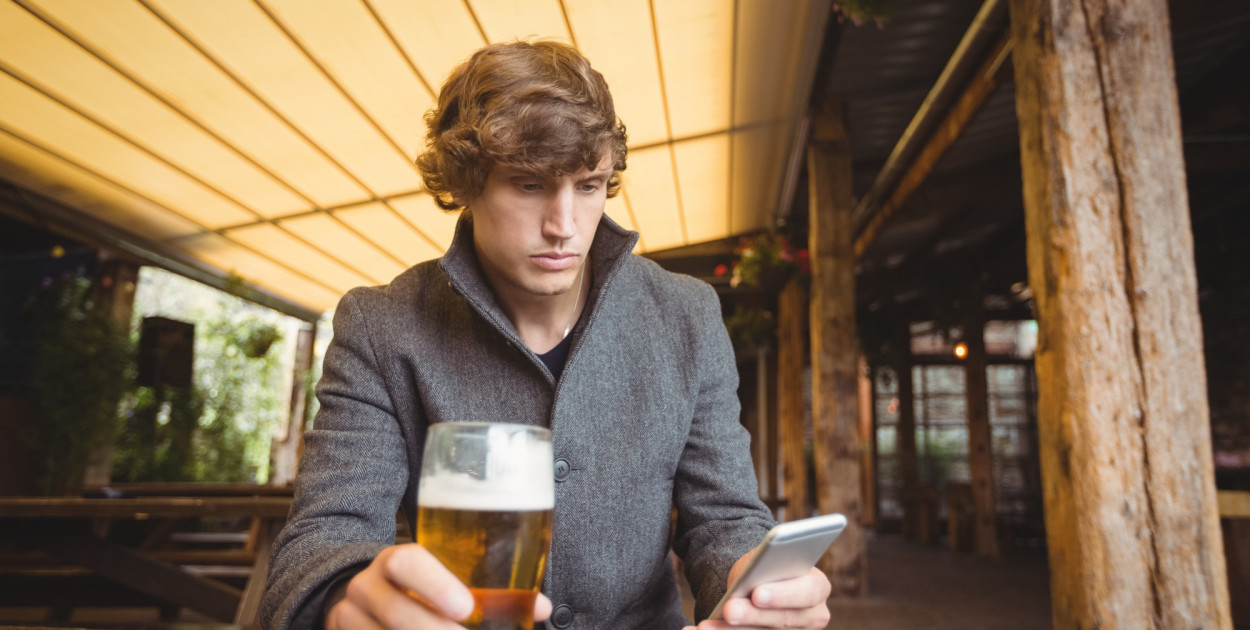 Cyfrowe uzależnienia a alkoholizm: czy scrollowanie i picie mają wspólny mechanizm