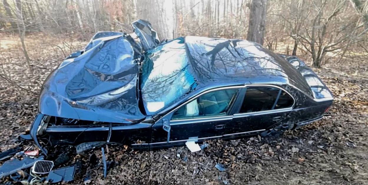 Kierowca BMW zakończył jazdę na drzewie