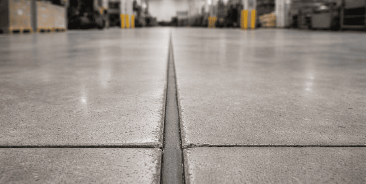 Pęknięcia pod kontrolą. Jak działają przerwy dylatacyjne w betonie?