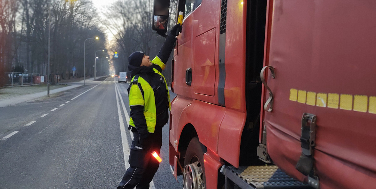 Kierowca mercedesa wydmuchał prawie promil. Niby po dwóch piwach