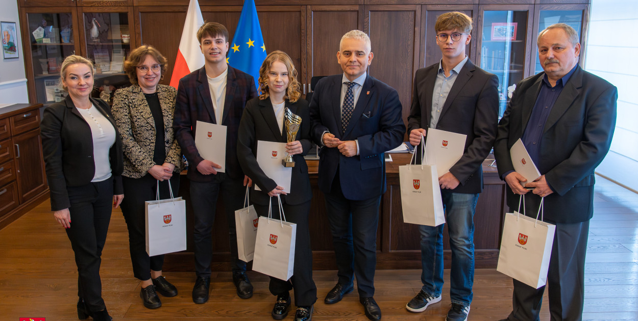 Młodzież z pasjami u starosty pilskiego. "Macie znakomitego nauczyciela!"