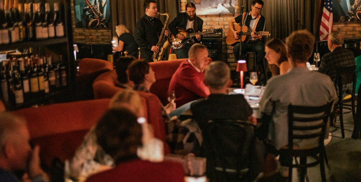 Planujesz weekend w Poznaniu? Odkryj miejsce, gdzie muzyka na żywo i świetne...