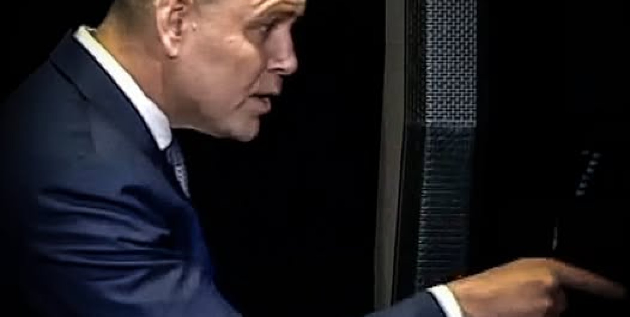 Wyszedł kibol z Karola, czyli jak Nawrocki z mocy swego urzędu o....ł dziennikarza