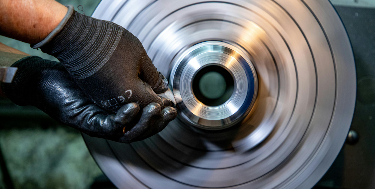 Jak uzyskać efekt lustra na stali nierdzewnej w elementach przemysłowych i dekorac