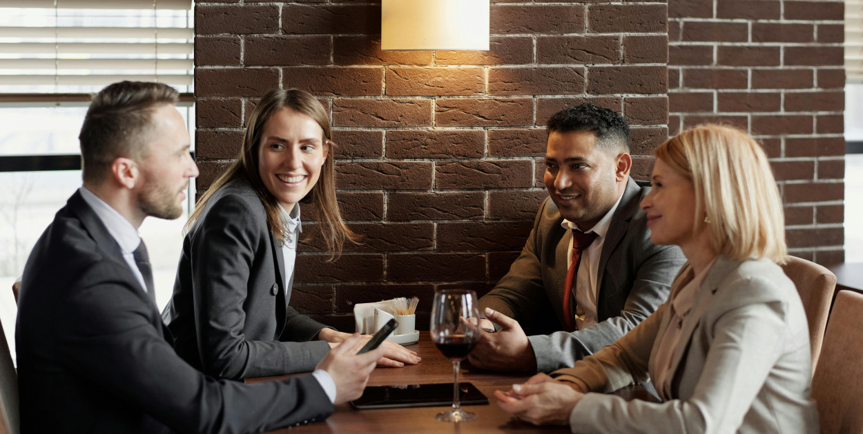 Najlepsze lokale na kolacje biznesowe w Warszawie co oferują i czym się wyróżniają
