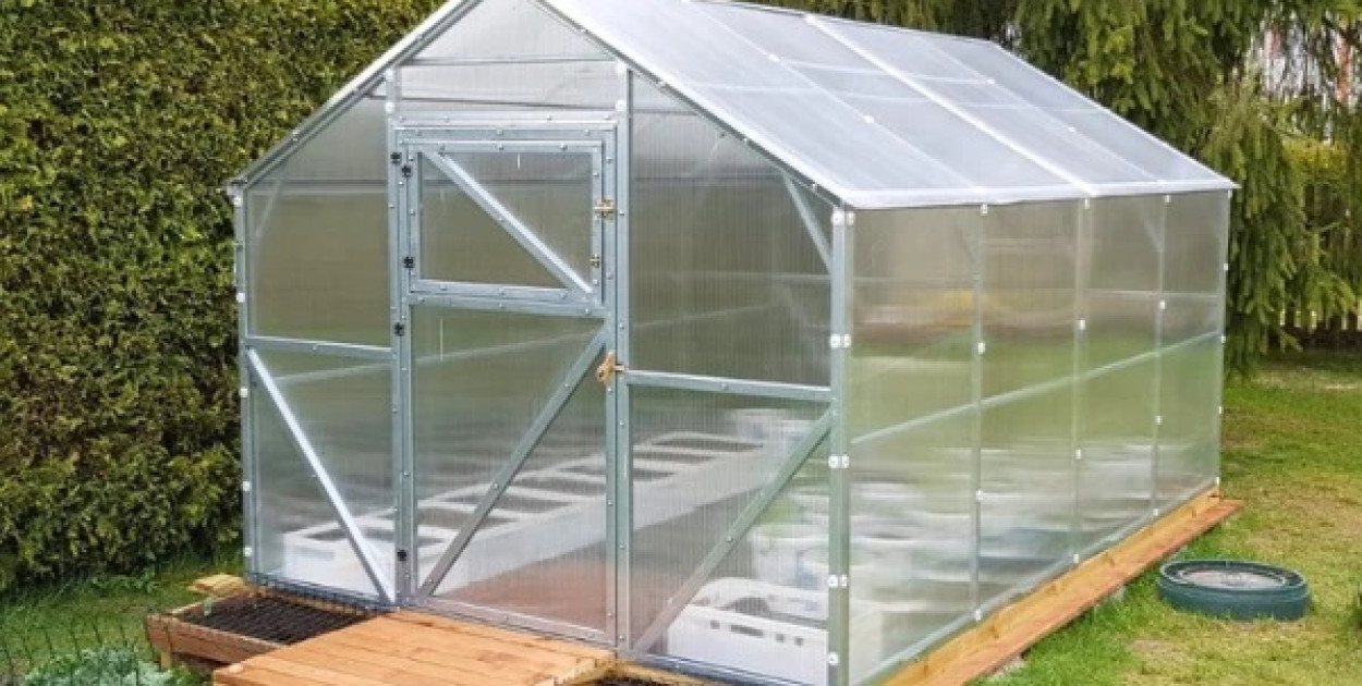 Co to jest szklarnia domek z poliwęglanu i czym różni się od konstrukcji łukowej?