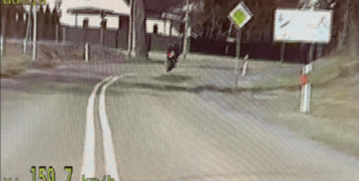 W Margoninie było o tym głośno! Motocyklowy pirat w areszcie. Co z radiowozem?