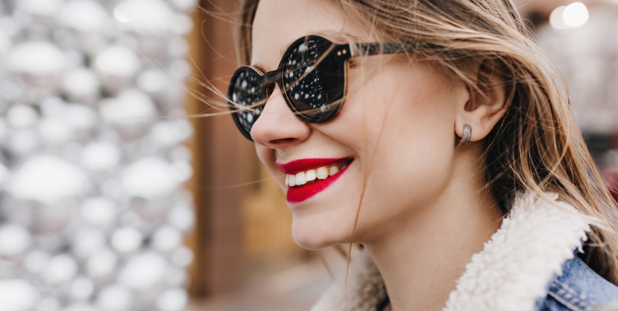 Okulary reklamowe – praktyczny gadżet firmowy na nadchodzącą wiosnę