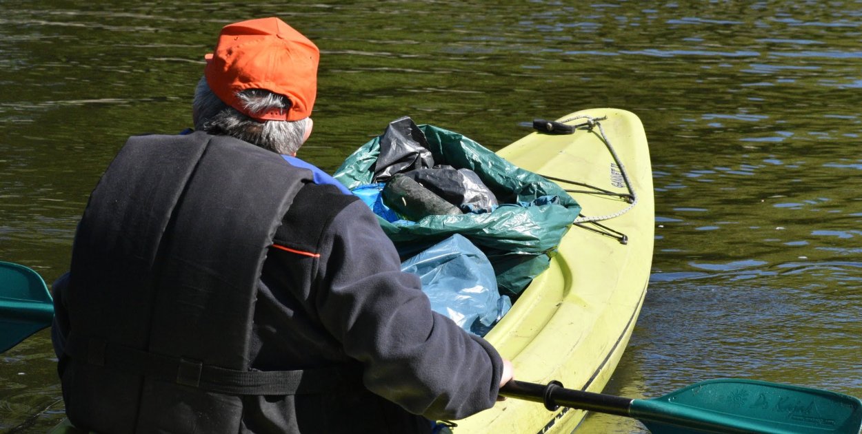 Spłyną 7 kilometrów Gwdą, sprzątając brzegi rzeki