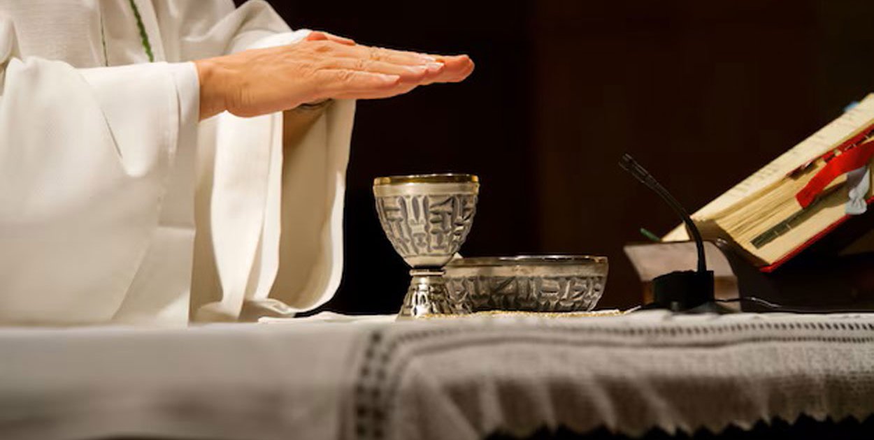 Ks. Raj: ksiądz z chorobą alkoholową może sprawować Eucharystię na moszczu winnym