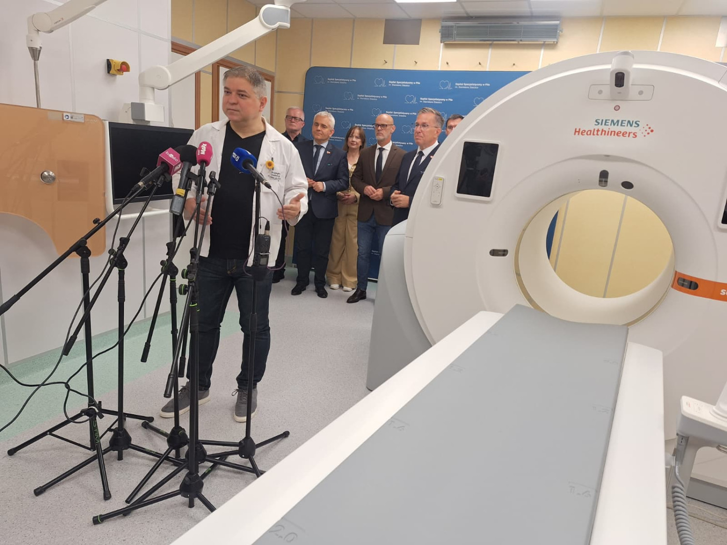 Przy sprzęcie lek. med Przemysław Emiliańczyk, radiolog